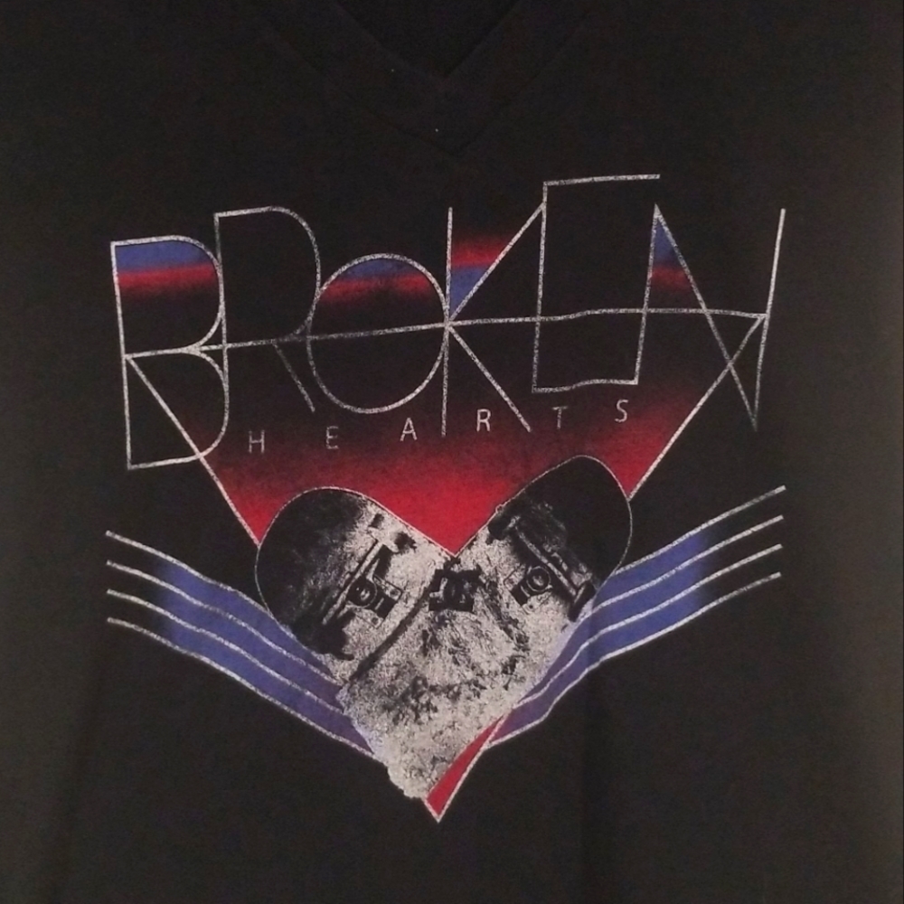 DC skate v neck graphic tee broken hearts, sz small